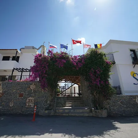 Ξενοδοχείο Salinas 3*